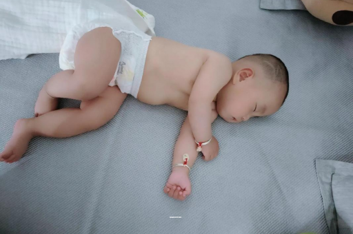 代怀包生男孩医院四个月宝宝12斤 代怀包生男孩医院四个月宝宝12斤